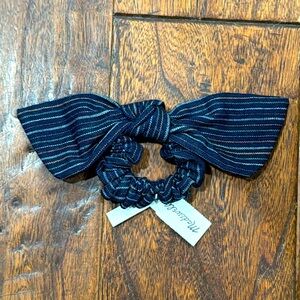MADEWELL SCRUNCHIE WITH BOW NAVY STRIPE NWT